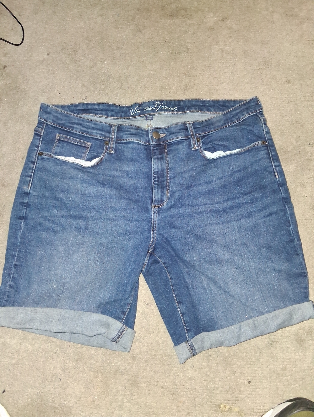 Universal Thread Women's Medium Blue Denim Roll-Cuff Shorts